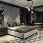 Lüks detaylara sahip modern genç odası; geometrik desenli duvar paneli, aynalı gardırop ve koyu tonlarda aksesuarlarla dekore edilmiş yatak odası.