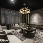 Koyu tonlarla dekore edilmiş modern Queen Salon Takımı oturma alanı
