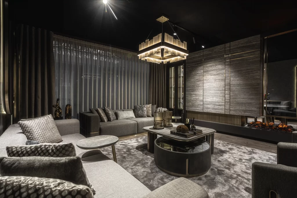 Koyu tonlarla dekore edilmiş modern Queen Salon Takımı oturma alanı